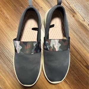 LITERIDE Trainers Charcoal/Stucco by Crocs